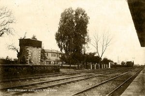 20 yy başlarında Bornova Tren istasyonu. (http://levantineheritage.com/bornabat.htm)
