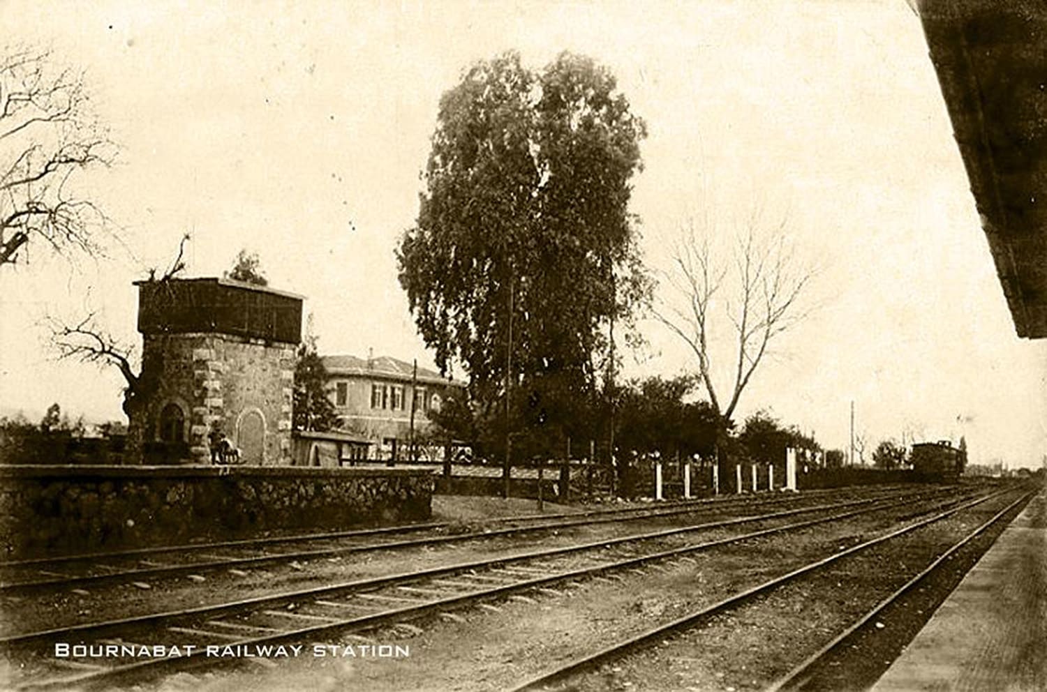 20 yy başlarında Bornova Tren istasyonu. (http://levantineheritage.com/bornabat.htm)
