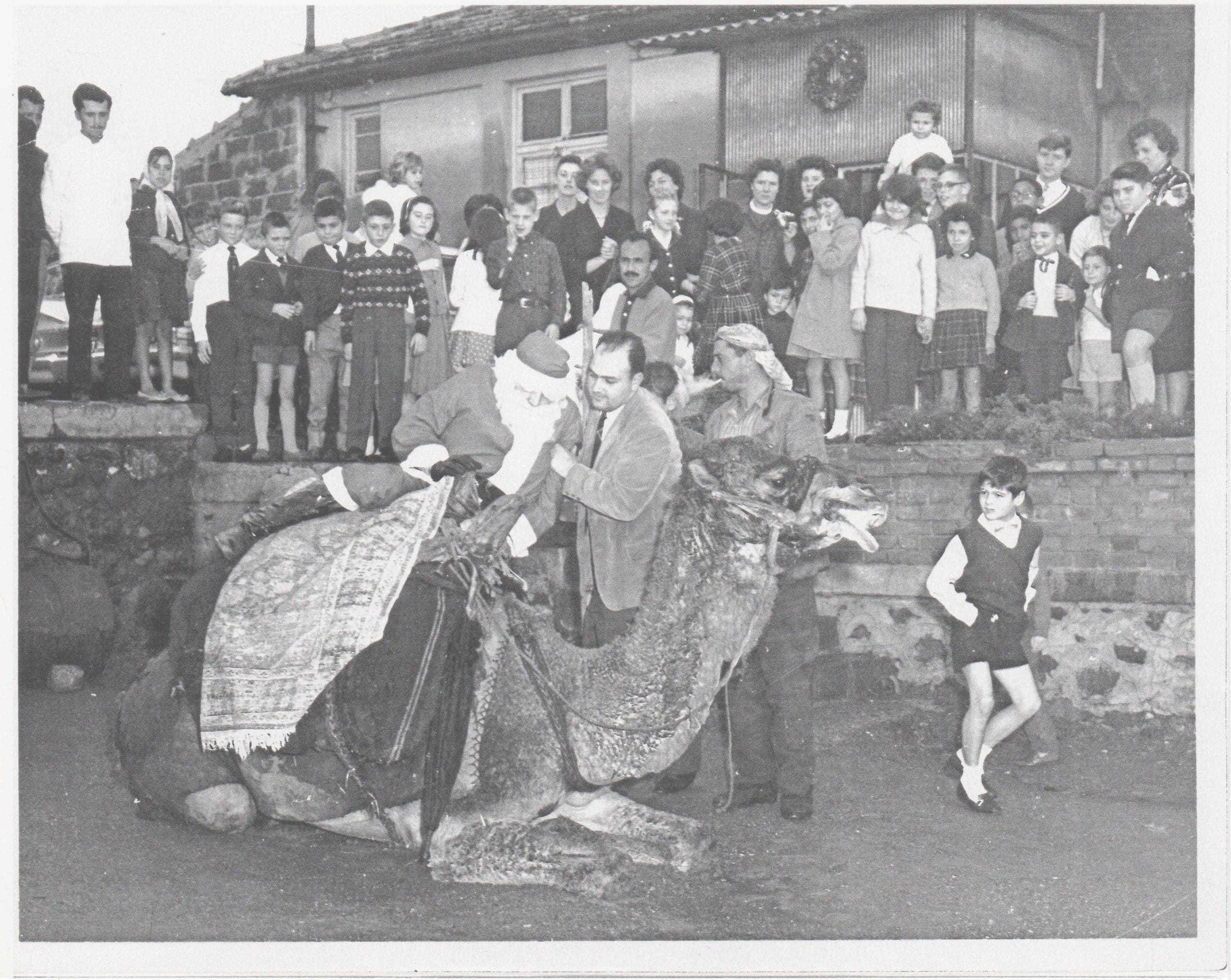 Bornova'da deve üstünde Noel Baba, çocuklar ve aileler