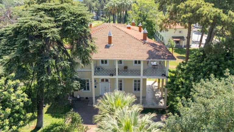 Sarı Köşk (EÜ İktisadi ve İdari Bilimler Fakültesi Dekanlığı)