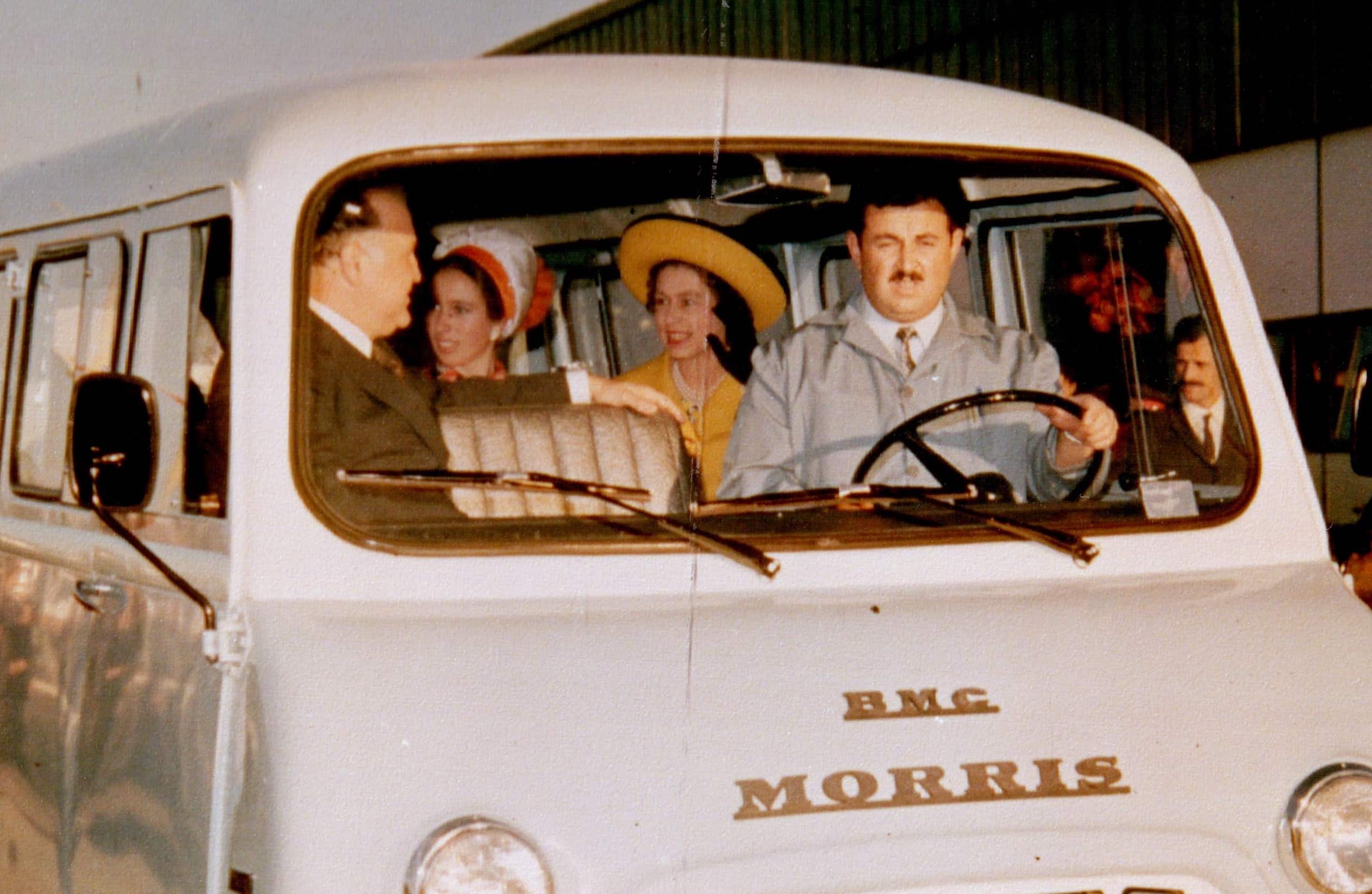 Kraliçe Elizabeth BMC minibüste