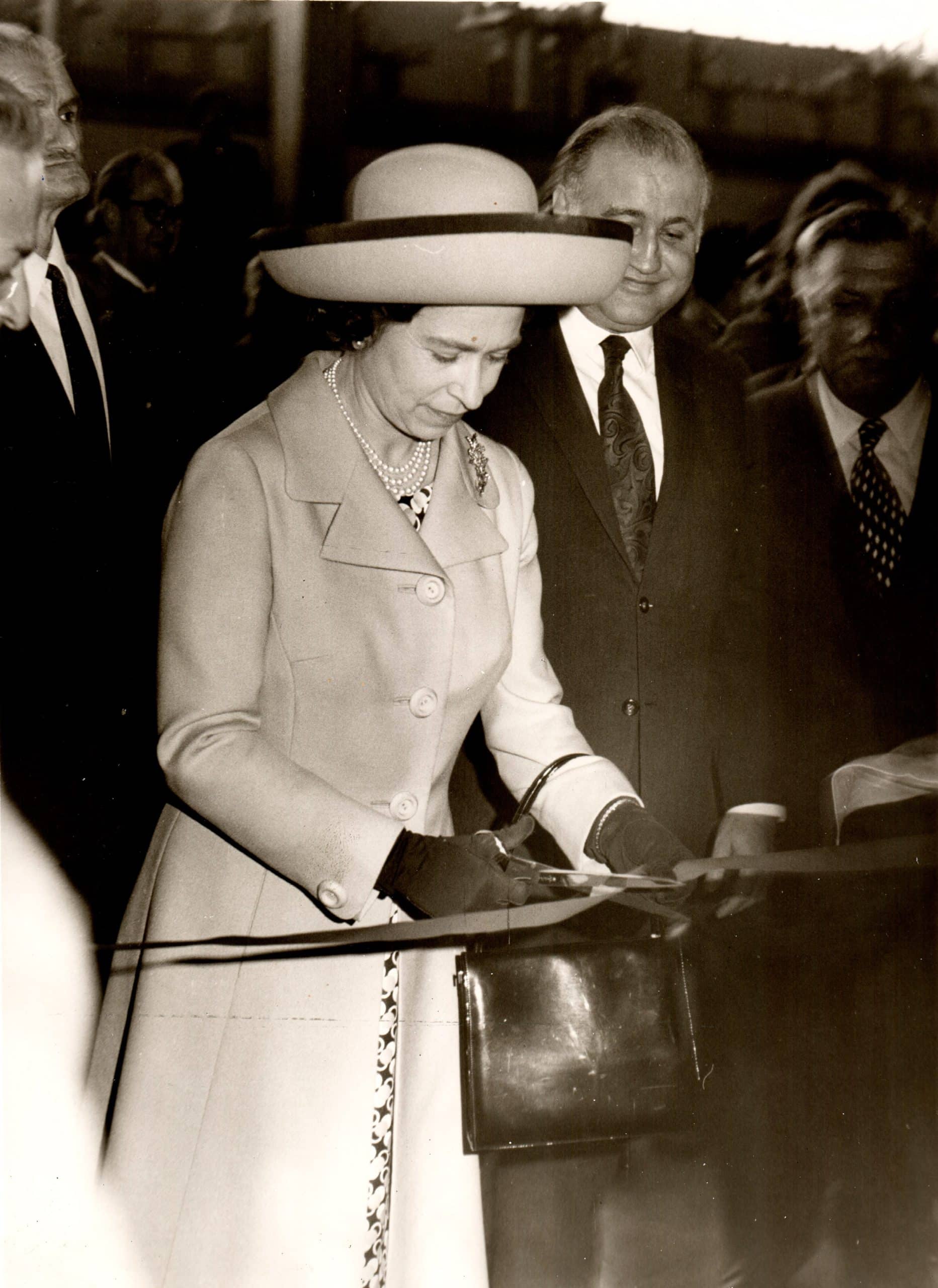 Kraliçe Elizabeth kurdele keserken BMC