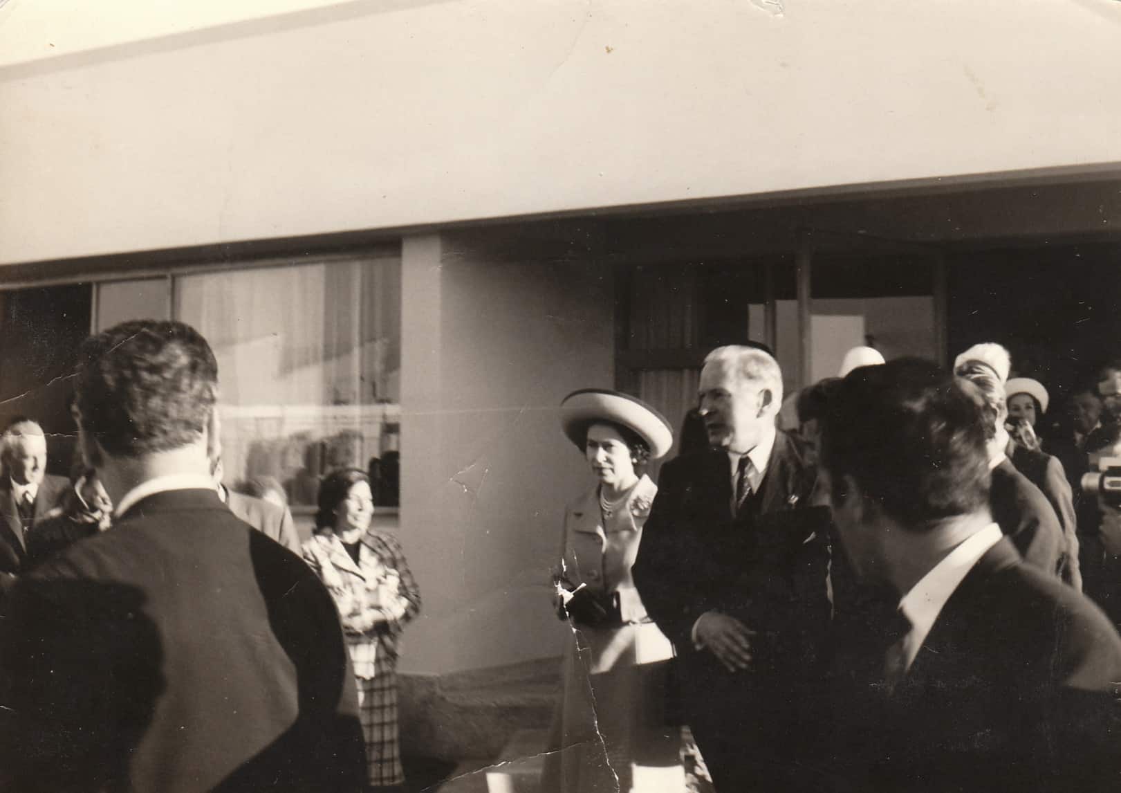 Kraliçe Elizabeth BMC fabrikasında