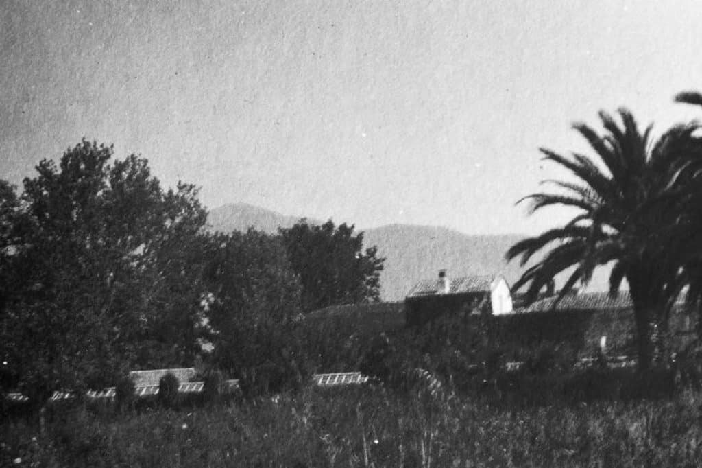 1900’lü yılların başları: Bornovalıların eski Kız Meslek Lisesi olarak bildiği Bornova Mesleki ve Teknik Anadolu Lisesi’nin bulunduğu yer. Edward Whittall’in doğadan topladığı çiçek tohumlarını yeşertmek için kullandığı seralar (Mark Giraud arşivi)
