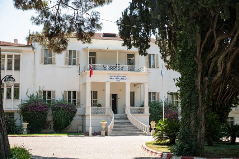  C. Whittall Köşkü (Büyük Ev)