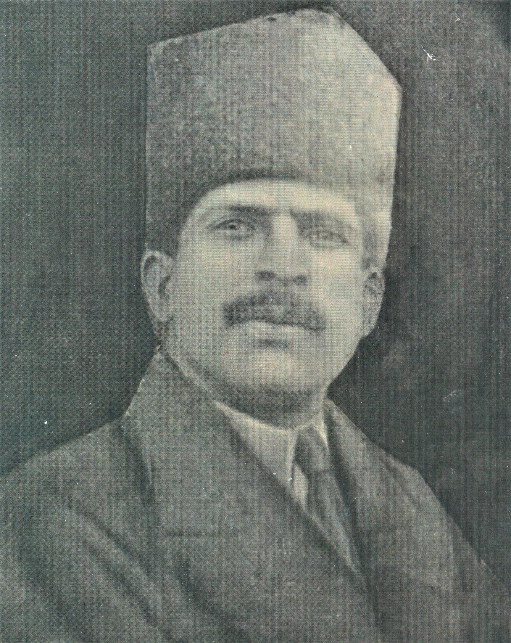 Kars İlkokulu Müdürü Tahsin Çatıkkaş öğrencileriyle birlikte